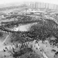 Fot. Stefan Figlarowicz. Gdańsk Zaspa, 1 V 1982. Niezależna manifestacja pod blokiem Lecha Wałęsy. Źródło http://artin.gda.pl/